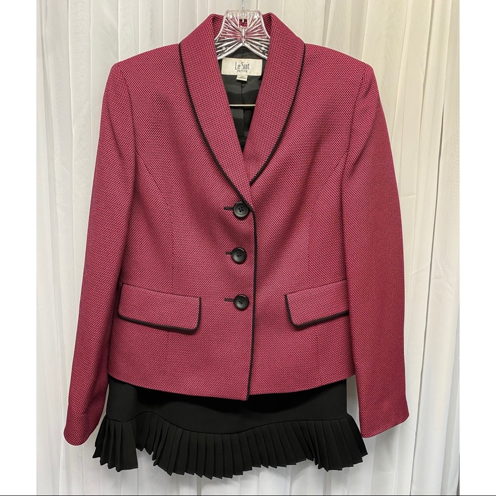 2-Piece Le Suit outfit, Like new! 2P